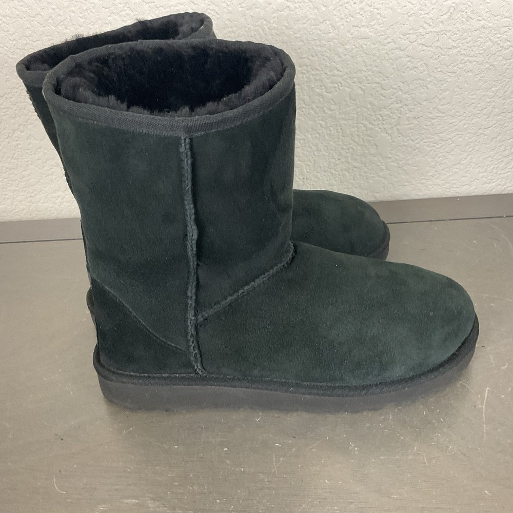 UGG Women's Black Classic Short II Suede Shearling Boots 8 US